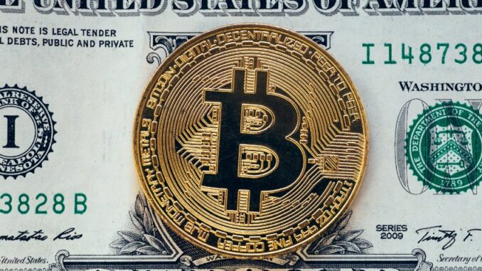 Bitcoin moves the cryptocurrency market. Its dependency on the US dollar increased.